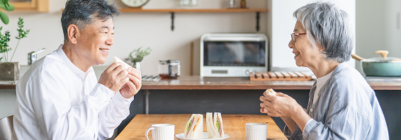 食事中の高齢夫婦