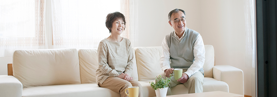 リビングで話す高齢夫婦